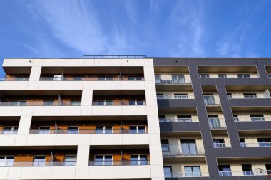Çağdaş yerleşim yerlerindeki modern apartmanların dışında.