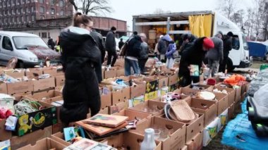 Wroclaw, Polonya - Ocak 2020 - İnsanlar bit pazarında kalabalık. Erkekler ve kadınlar antikaları bit pazarından seçerler. Müşteriler satıcılarla ticaret yapar..