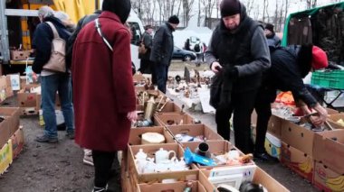 Wroclaw, Polonya - Ocak 2020 - İnsanlar bit pazarında kalabalık. Erkekler ve kadınlar antikaları bit pazarından seçerler. Müşteriler satıcılarla ticaret yapar..