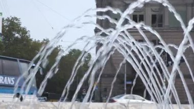 Wroclaw, Polonya - Ekim 2019. Yaz günü, Çeşmenin yanındaki Şehir Caddesinde Arabalar ve İnsanlar Trafiği.