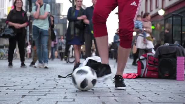 Genç Sporcu Şehir Merkezinde Gösteri Yapıyor Nsanlara Bir Futbol Topuyla — Stok video