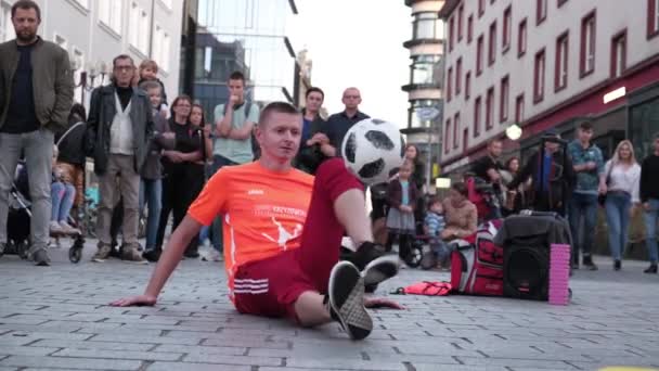 Genç Sporcu Şehir Merkezinde Gösteri Yapıyor Nsanlara Bir Futbol Topuyla — Stok video