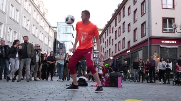 Молодой Спортсмен Выступает Центре Города Демонстрирует Людям Навыки Приемы Футбольным — стоковое видео