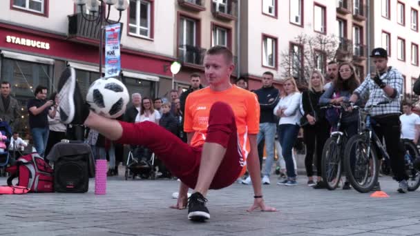 Genç Sporcu Şehir Merkezinde Gösteri Yapıyor Nsanlara Bir Futbol Topuyla — Stok video