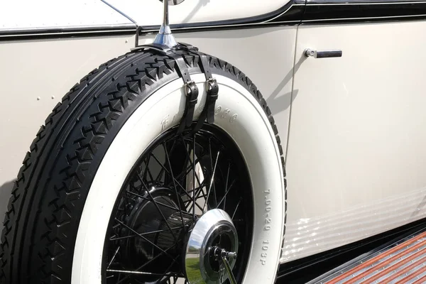 Rueda de repuesto en blanco vintage clásico coche de lujo de cerca — Foto de Stock