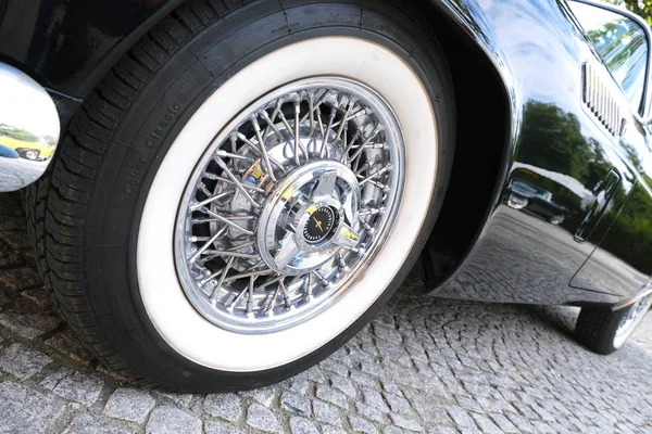 Wheel of black vintage κλασικό πολυτελές αυτοκίνητο κοντά στην έκθεση — Φωτογραφία Αρχείου