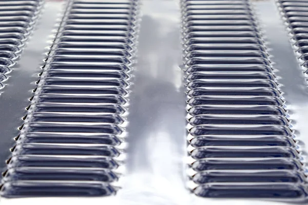 Herhalende rijen koelgaten op een chroom metalen oppervlak van de — Stockfoto