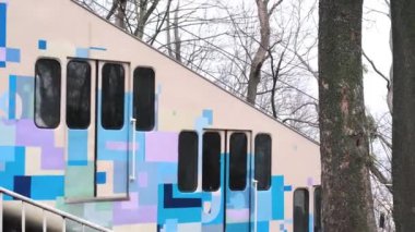 KYIV, UKRAINE - FABRUARY 2020. Retro Elektrik Taşımacılığı Füniküler Turistleri Kiev Şehir Merkezi 'nde Taşıdı.