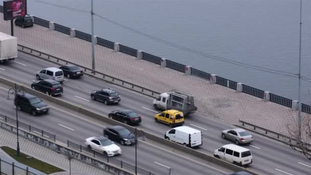 Kyiv Ukraine 2020年1月 市内中心部の川沿いの路上ラッシュ時に交通渋滞に多くの車が乗っています 空中風景 — ストック動画