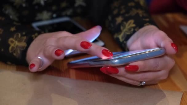 Close Mãos Femininas Navegando Internet Usando Telefone Inteligente Sem Fio — Vídeo de Stock