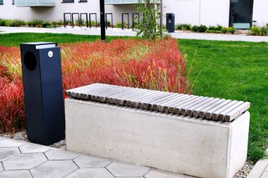 Nodern yerleşim bölgesinin bahçesindeki bankta ve çöp tenekesinde..