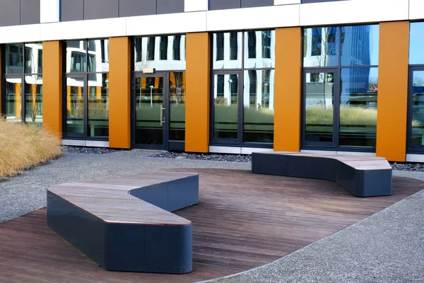 Bir iş bölgesinin modern binasının avlusunda iki modern bank..