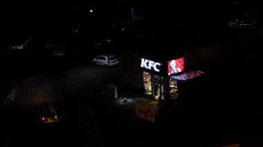 WROCLAW, POLAND - HAZİRAN, 2020 - Geceleyin Residential District 'teki Küçük Fast Food Restoranı KFC' nin dışı. Hava Görünümü