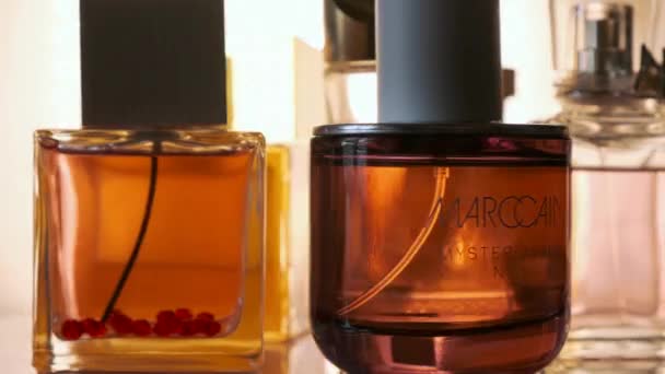 Paris France Mars 2020 Groupe Bouteilles Parfum Verre Modernes Marques — Video