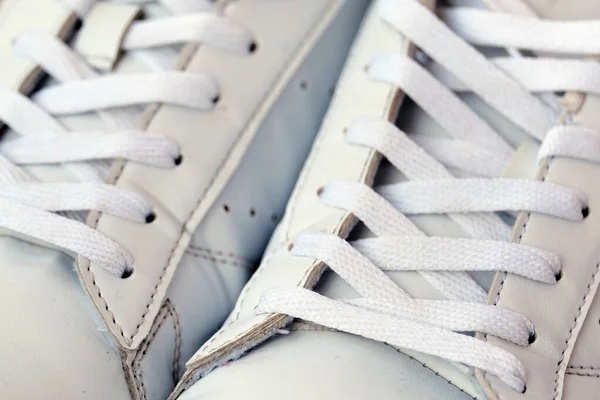 Ζεύγος Των Λευκών Μεταχειρισμένων Sneakers Κορδόνια Closeup — Φωτογραφία Αρχείου
