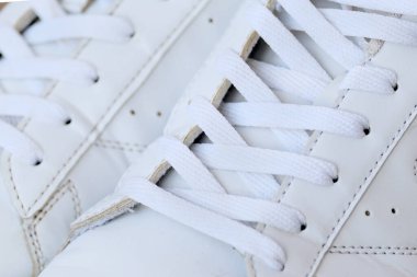 Ayakkabı bağcıkları yakın plan beyaz spor ayakkabılar..