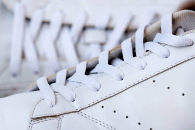 Ayakkabı bağcıkları yakın plan beyaz spor ayakkabılar..