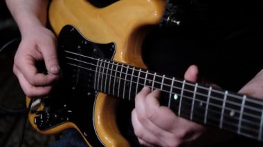 Bir kulüpte elektro gitar çalan baş gitarist..