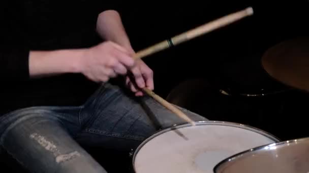 Man Drummer Spelen Een Drums Een Concert Een Club Closeup — Stockvideo