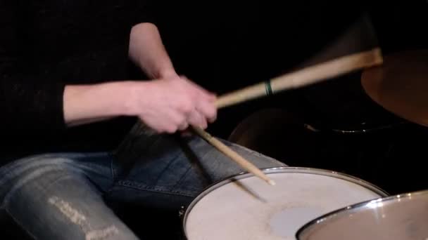 Baterista Homem Tocando Uma Bateria Concerto Closeup Clube — Vídeo de Stock