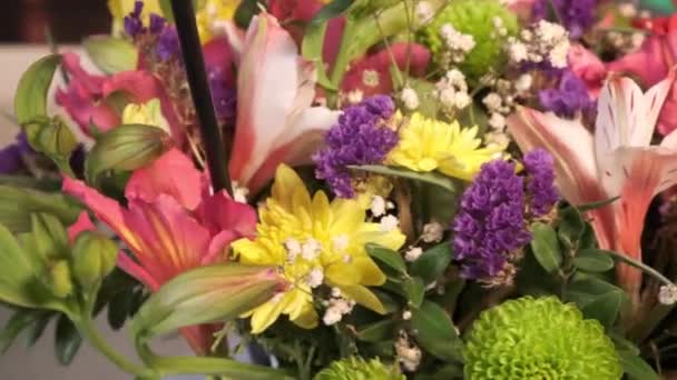 Rotierende Schöne Helle Bouquet Von Bunten Alstroemeria Limonium Rose Tulpenblüten — Stockvideo