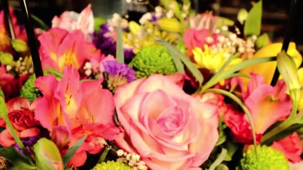 Rotierende Schöne Helle Bouquet Von Bunten Alstroemeria Limonium Rose Tulpenblüten — Stockvideo