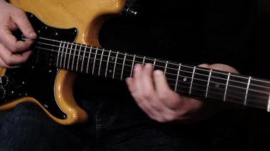 Bir kulüpte elektro gitar çalan baş gitarist..