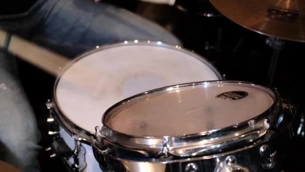 Männlicher Schlagzeuger Spielt Auf Einem Schlagzeug Bei Einem Konzert Einem — Stockvideo