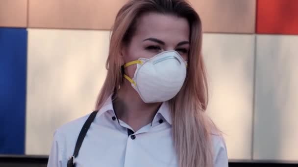 Ung Vacker Blond Vit Kvinna Stående Skyddande Mask Utomhus Stadsgata — Stockvideo