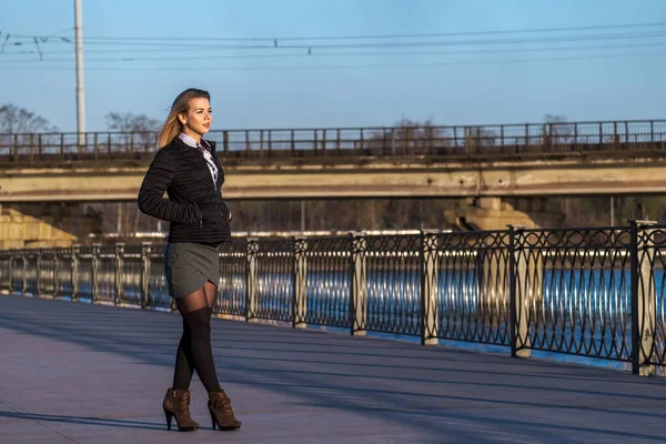 Bonito Jovem Mulher Andando Embankment Cidade Dia Ensolarado — Fotografia de Stock