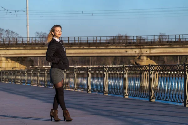 Bela Jovem Mulher Andando Embankment Cidade Dia Ensolarado — Fotografia de Stock