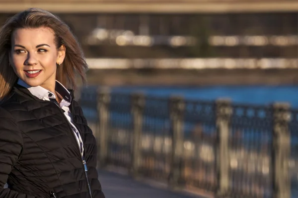 Portrait Belle Jeune Femme Debout Sur Remblai Dans Ville Jour — Photo