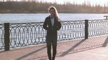 Güneşli bir günde Nehirde Yürüyen Güzel Genç Kadın.