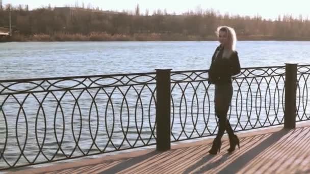 Vacker Ung Kvinna Går Flodbanken Staden Soliga Dagen — Stockvideo