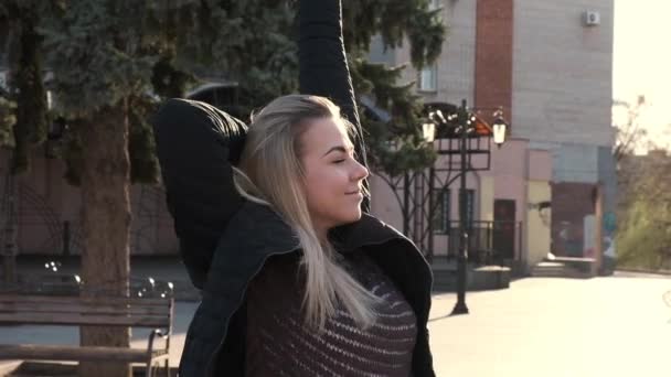 Portrét Mladé Krásné Ženy Dlouhými Blond Vlasy Relaxační Chůzi Chodníku — Stock video