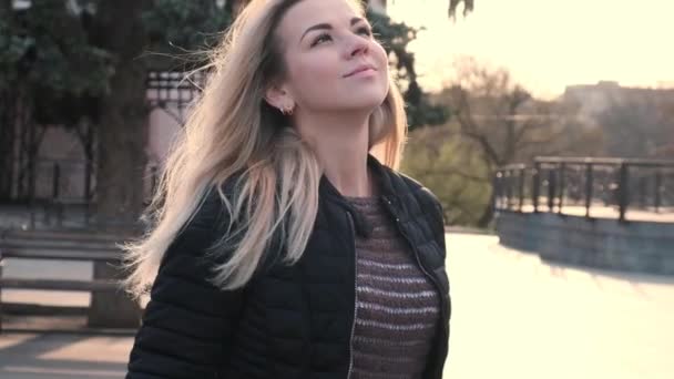 Retrato Jovem Mulher Bonita Com Cabelo Loiro Longo Relaxante Caminhando — Vídeo de Stock