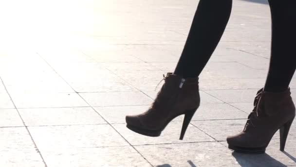 Yüksek Topuklu Kadın Ayaklarının Yavaş Hareketi Şehir Caddesinde Yürüyor Arka — Stok video