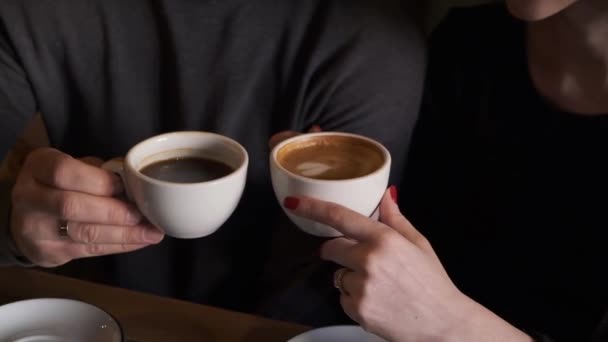 Zbliżenie Kochającej Się Pary Mężczyzna Kobieta Pijący Kawę Białych Ceramicznych — Wideo stockowe