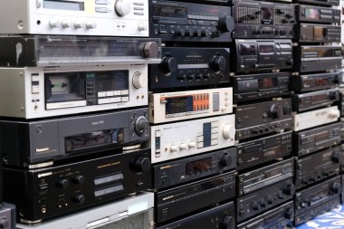 WROClaw, POLAND - 2020 OCAK. Bit pazarında satılık Retro Ses Cihazları Duvarı. Stereo Yükselticiler, CD oynatıcılar, Alıcılar, Video Kaset kaydedici, Stereo Kaset Destesi