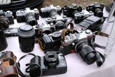 WROClaw, POLAND - 2020 OCAK. Bitpazarındaki Eski Analog Analog Fotoğraf Kameraları Grubu.