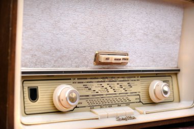 WROClaw, POLAND - 2020 OCAK. Old Vintage Radyo Philips Bit Pazarında.