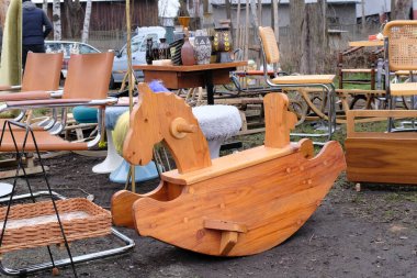 Retro ahşap oyuncak at ve bir sürü eski model bit pazarında kullanılmış eşyalar.