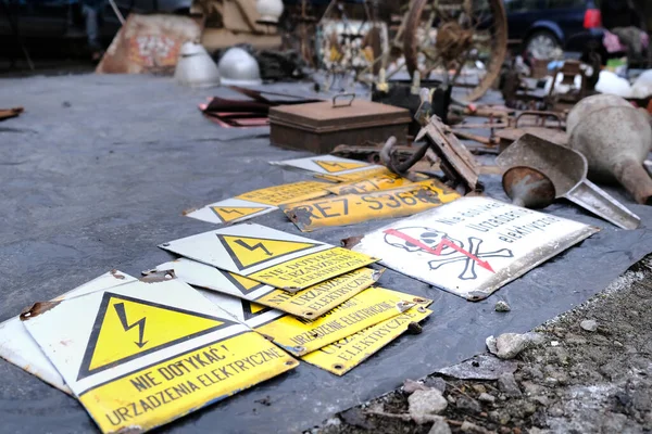 Birçok Eski Endüstriyel Güvenlik Şaretleri Paslı Ögeler Bir Hurda Pazarında — Stok fotoğraf