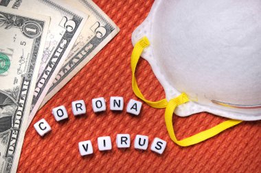 Metin Coronavirus kelimesi, beyaz koruyucu maske, Amerikan banknotları kumaş desenli arka plan üzerine dolar..