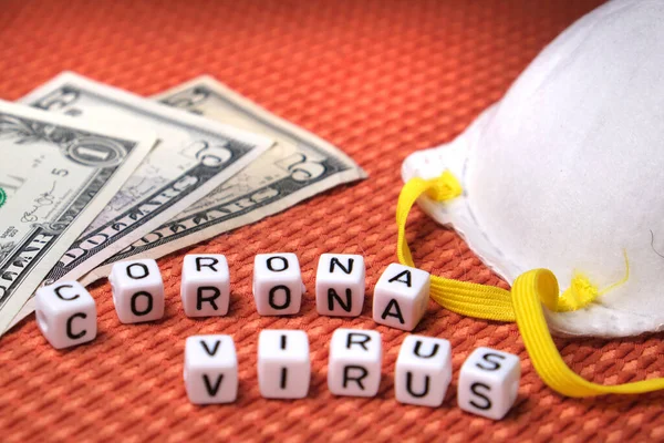 Metin Coronavirus kelimesi, beyaz koruyucu maske, Amerikan banknotları kumaş desenli arka plan üzerine dolar..