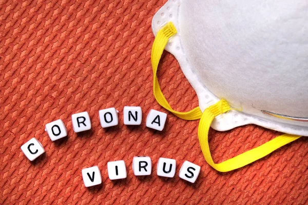 Λευκή Προστατευτική Μάσκα Και Coronavirus Word Φτιαγμένη Από Λευκά Μπλοκ — Φωτογραφία Αρχείου