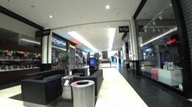 WROClaw, POLAND - 2020 OCAK. Karantina sırasında Boş Magnolia Park Alışveriş Merkezi 'ne gir. Butikler kapalı, insan yok. POV.