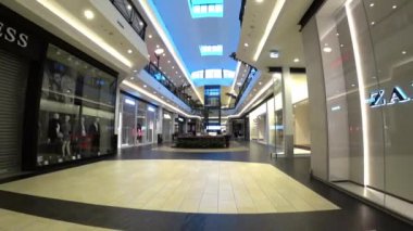 WROClaw, POLAND - 2020 OCAK. Karantina sırasında Boş Magnolia Park Alışveriş Merkezi 'ne gir. Butikler kapalı, insan yok. POV.