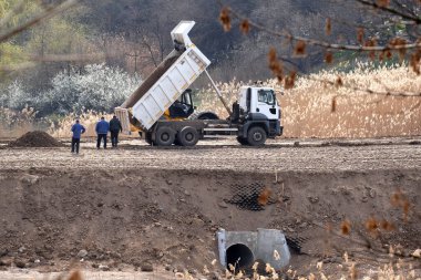 KRYVYI RIH, UKRAINE - Nisan, 2020. İnşaat Ağır Sanayi Makineleri Yeni Bir Yol Yapar