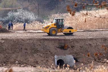 KRYVYI RIH, UKRAINE - Nisan, 2020. İnşaat Ağır Sanayi Makineleri Yeni Bir Yol Yapar